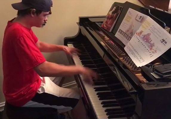 Pizza Delivery Guy Plays Beethoven Viral
